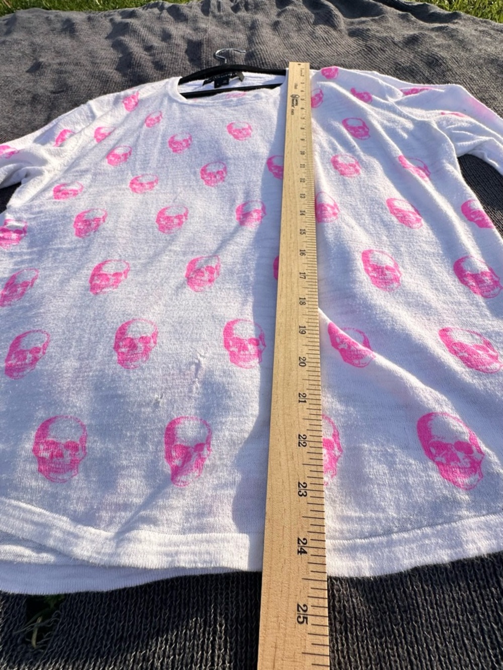 Skull White top with Pink Skull Pattern - Picture 5 of 6